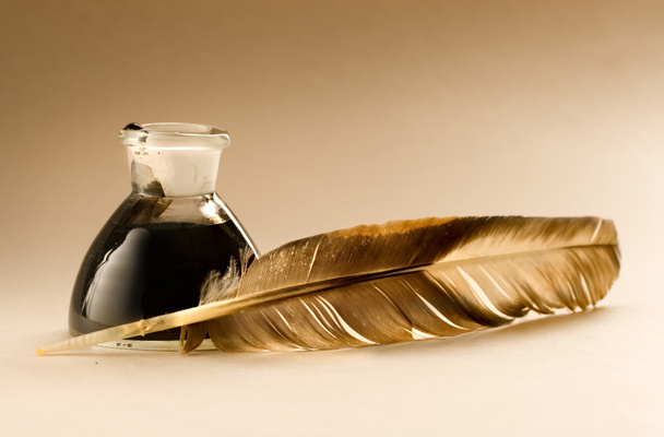 ένα φτερό με το μπουκάλι που είναι γεμάτη από μελάνι - Φωτογραφία, εικόνα