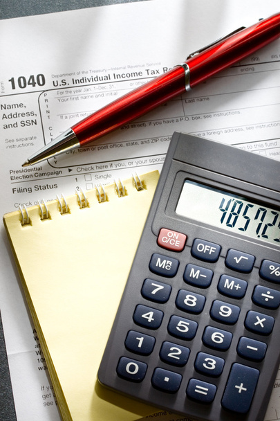 Formulaire d'impôt, stylo et bloc-notes
 - Photo, image