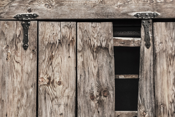 Antik rusztikus fenyő fa ajtó, kovácsoltvas csuklópántok részletesen - Fotó, kép
