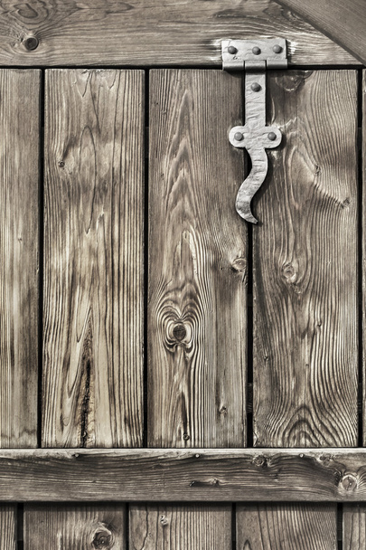 Antik rusztikus fenyő fa ajtó, kovácsoltvas zsanér részletesen - Fotó, kép
