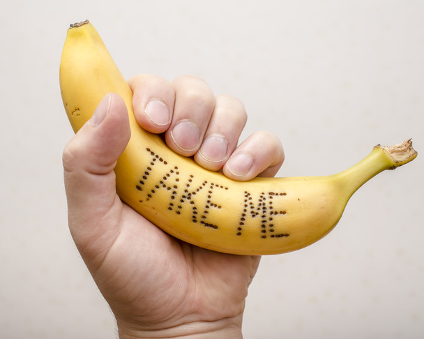 Рука держит банан, который написан на их коже возьмите меня
 - Фото, изображение