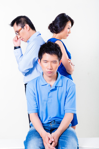 Νεαρό αγόρι κινεζική που υποφέρουν από το διαζύγιο των γονέων - Φωτογραφία, εικόνα