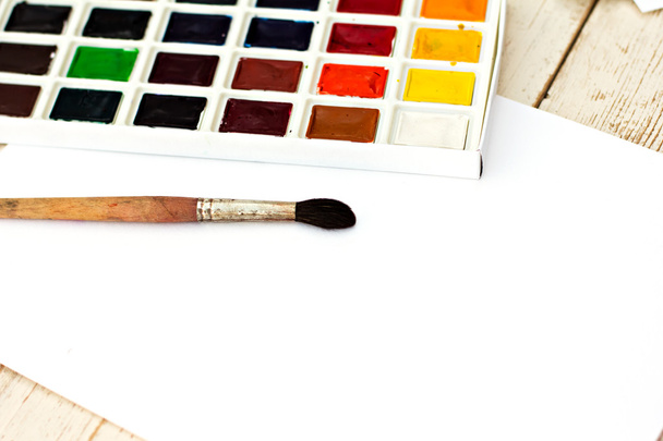 Künstler am Arbeitsplatz - Papier, Farbe, Pinsel, Farbrad. Attrappe - Foto, Bild