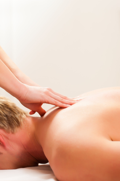 Patiënt op de kinesitherapie - massage - Foto, afbeelding