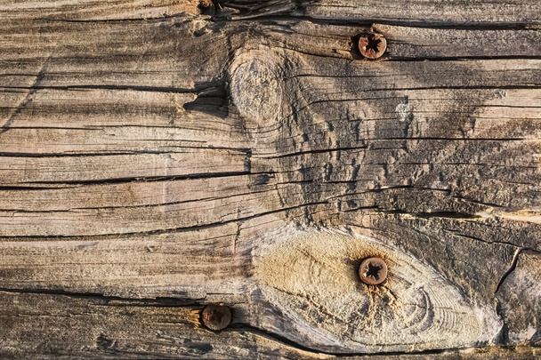 Oude geknoopt gebarsten Plank met Rusty Phillips schroeven ingesloten - Foto, afbeelding