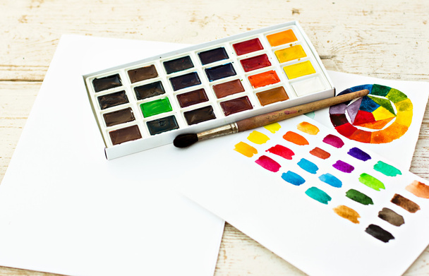 Pracovišti umělec - papír, barvy, štětce, barevné kolo. - Fotografie, Obrázek
