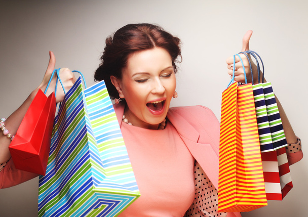 bela jovem mulher com sacos de compras coloridos
 - Foto, Imagem