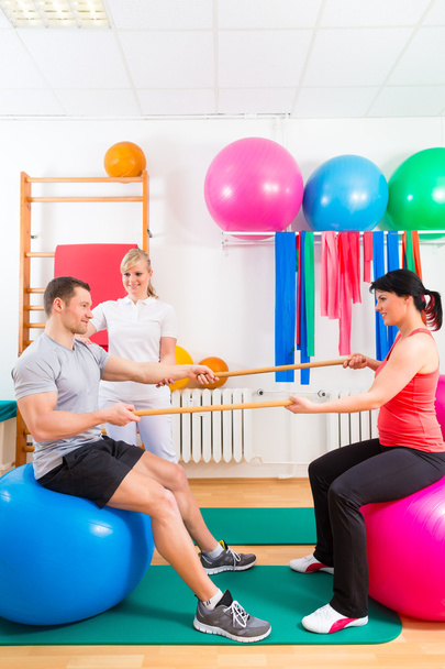 Fyzioterapeut dává pacientům gymnastických cvičení - Fotografie, Obrázek