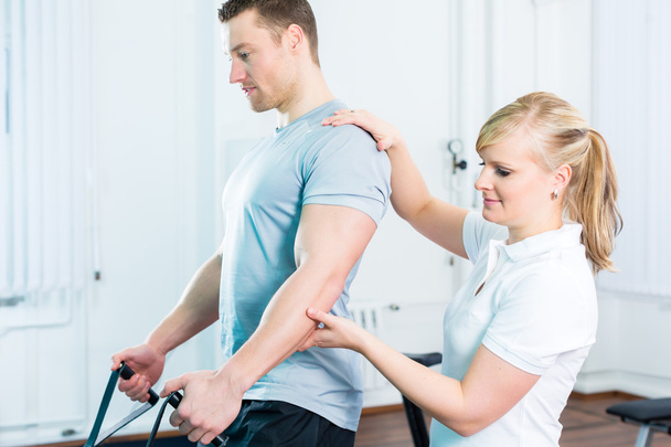 Fisioterapeuta haciendo ejercicio al paciente en la práctica
 - Foto, Imagen