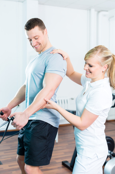 Fisioterapeuta haciendo ejercicio al paciente en la práctica
 - Foto, imagen
