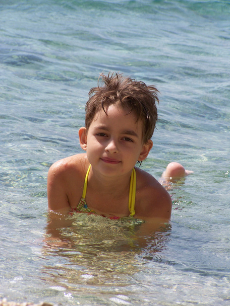 Denizde yüzme elbiseli küçük kız - Fotoğraf, Görsel