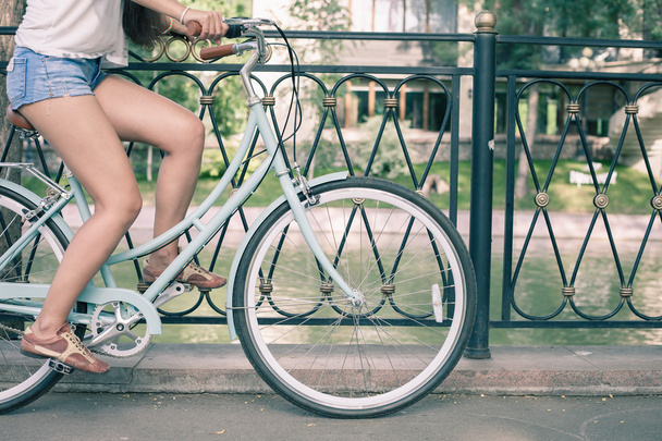 kék vintage city kerékpár, koncepció tevékenység és az egészséges életmód - Fotó, kép