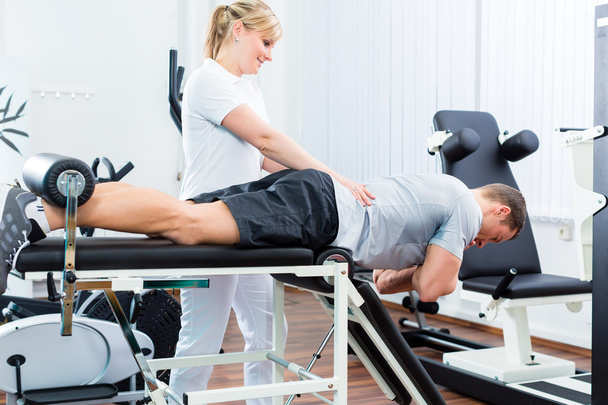 Fisioterapeuta o médico deportivo con paciente
 - Foto, imagen