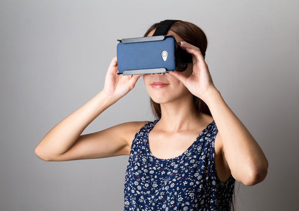 woman using the virtual reality device - Fotoğraf, Görsel