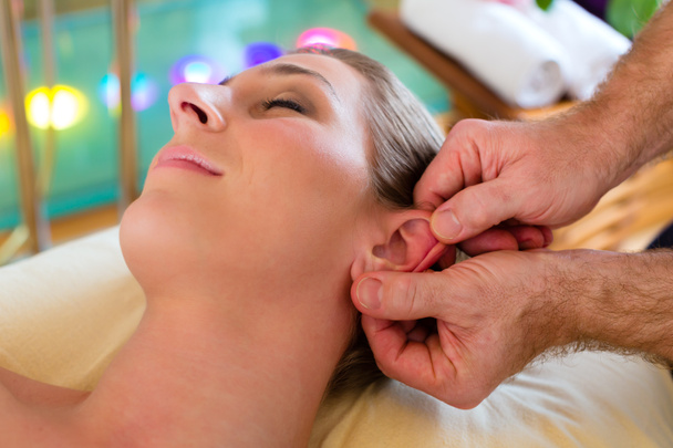 Femme bénéficiant d'un massage de la tête dans un spa
 - Photo, image