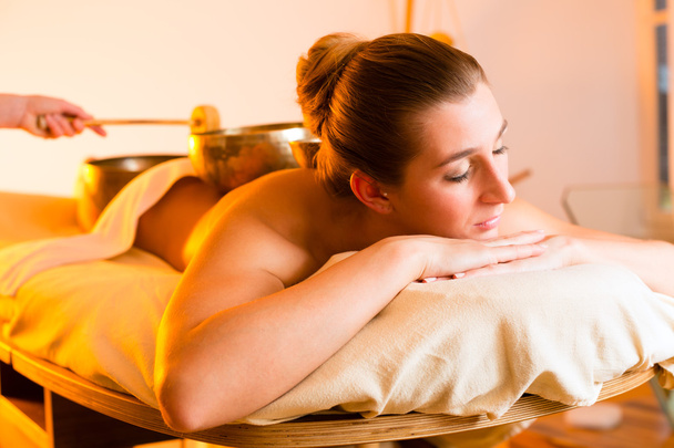 Frau bei Wellness-Massage mit Klangschalen - Foto, Bild