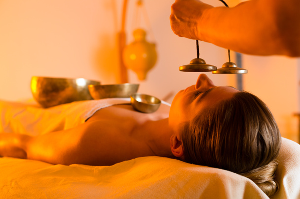 Vrouw aan Wellness massage met klankschalen - Foto, afbeelding