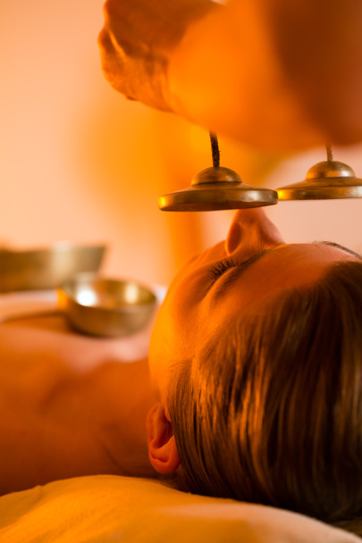 Woman at Wellness massage with singing bowls - Foto, imagen