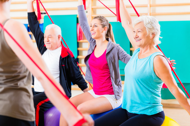Vysocí lidé na fitness kurz v tělocvičně - Fotografie, Obrázek