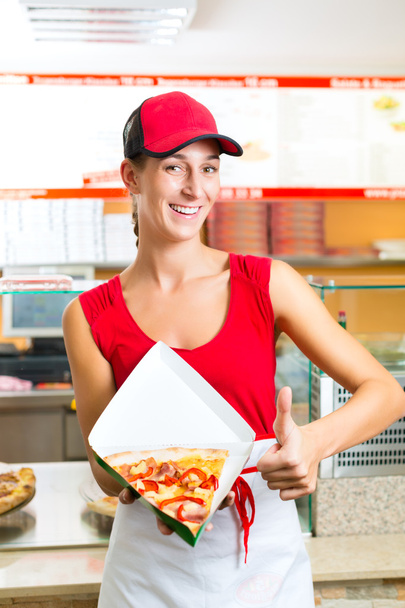 Frau isst ein Stück Pizza - Foto, Bild