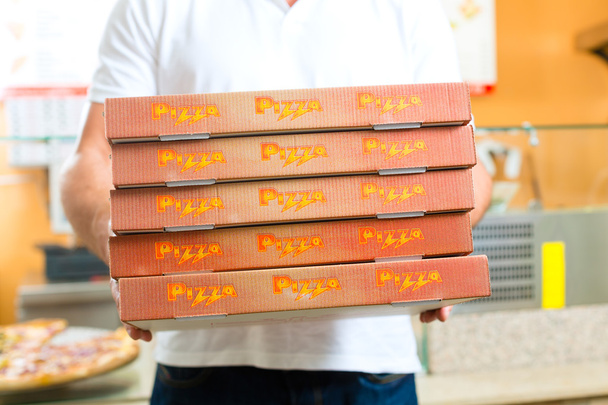 Service de livraison - homme tenant des boîtes à pizza
 - Photo, image