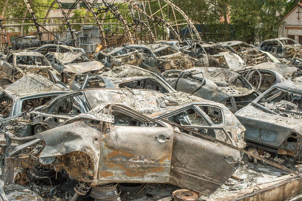 Сгоревшие машины после большого пожара
 - Фото, изображение
