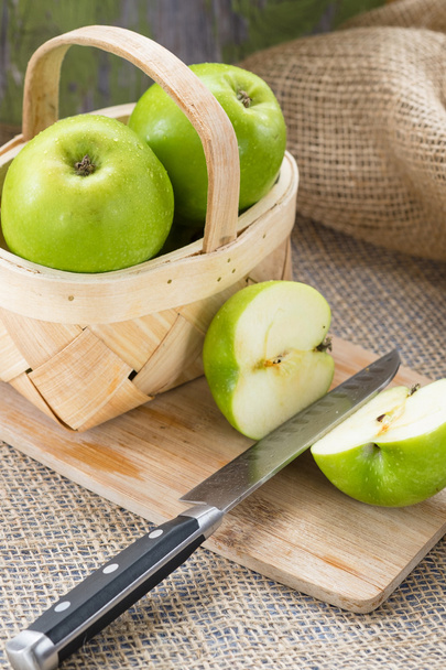Корзина зеленых яблок
 - Фото, изображение