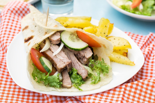 Giroscopi greci con carne di maiale, verdure e pane pita fatto in casa
 - Foto, immagini