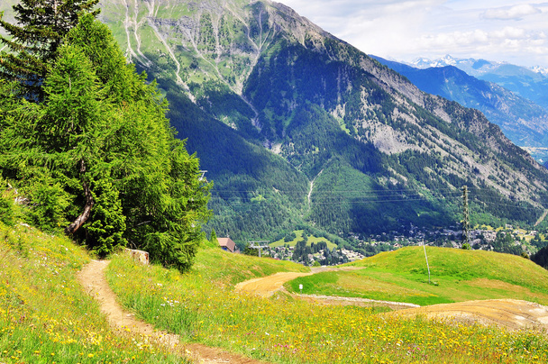 Sentiero tortuoso nelle Alpi italiane
 - Foto, immagini