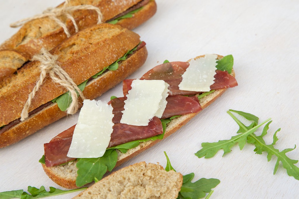Sandwiches con rúcula
 - Foto, imagen