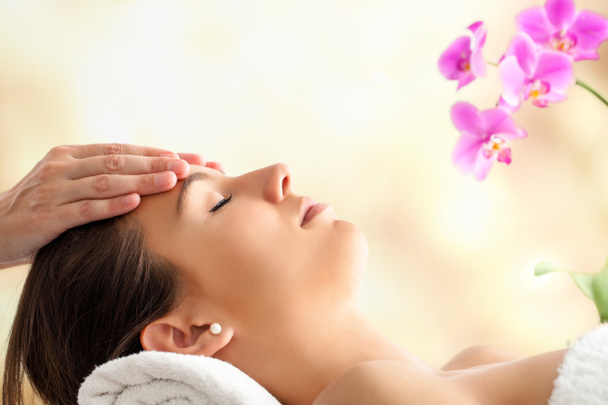 Massage facial féminin au spa
. - Photo, image