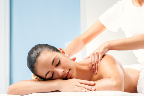 Młoda kobieta korzystająca z masażu - Zdjęcie, obraz