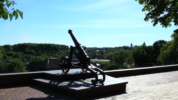 alte Kanone steht im zentralen Stadtpark - Filmmaterial, Video