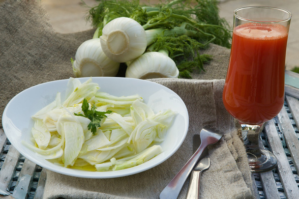 Свіжий салат з фенхелем з лимонним соком, оливковою олією та петрушкою
 - Фото, зображення