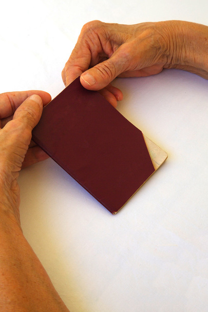 Un passeport périmé entre les mains d'une vieille femme
 - Photo, image