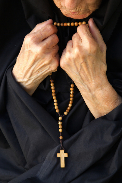 Μια ηλικιωμένη γυναίκα είναι η προσευχή - Φωτογραφία, εικόνα