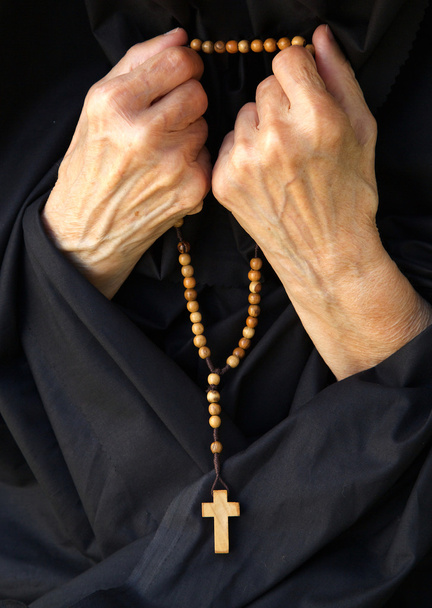 Uma velha está rezando
 - Foto, Imagem