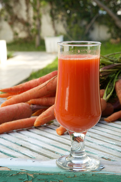 Un bicchiere di succo di carota fresco - Foto, immagini