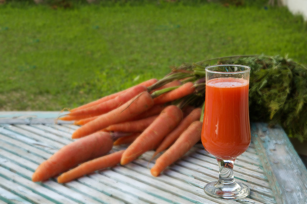 Um copo de suco de cenoura fresca - Foto, Imagem