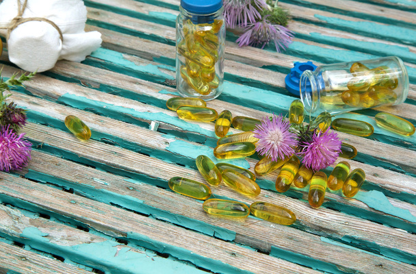 Suavizantes de aceite de cardo mariano y flores de cardo mariano
 - Foto, Imagen