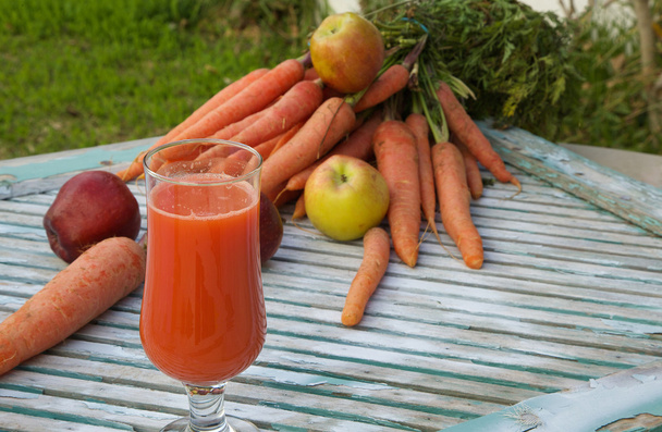 Стакан свіжого яблучного морквяного соку
 - Фото, зображення
