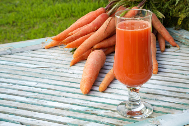 Стакан свежего морковного сока - Фото, изображение