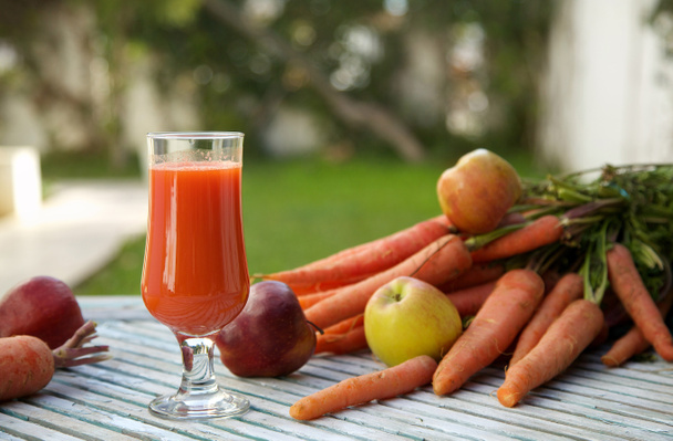 Een glas vers appelsap wortel - Foto, afbeelding