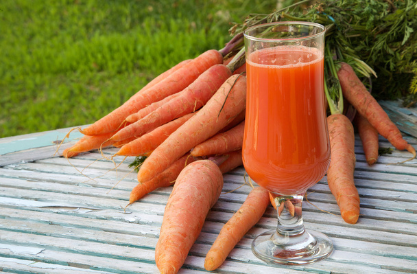 Ένα ποτήρι φρέσκο χυμό καρότου - Φωτογραφία, εικόνα