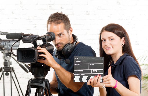 оператор и молодая женщина с кинокамерой
 - Фото, изображение