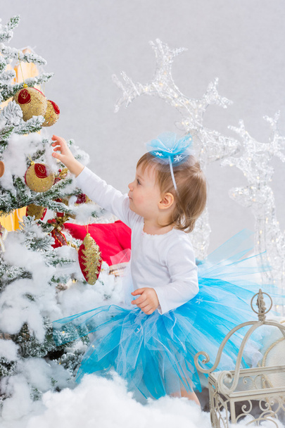Little girl decorating christmas tree - Фото, зображення