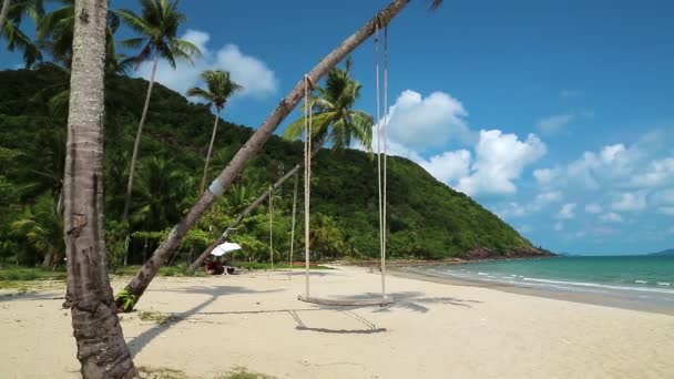 Swing στην ακτή του νησιού - Πλάνα, βίντεο
