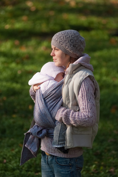Mom hugging baby outdoors - Fotoğraf, Görsel