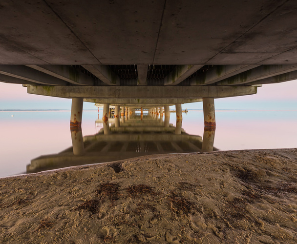 ヤスタルニャ日の出前に撮影の桟橋の風景 - 写真・画像