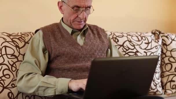 Старший чоловік друкує за допомогою ноутбука
 - Кадри, відео